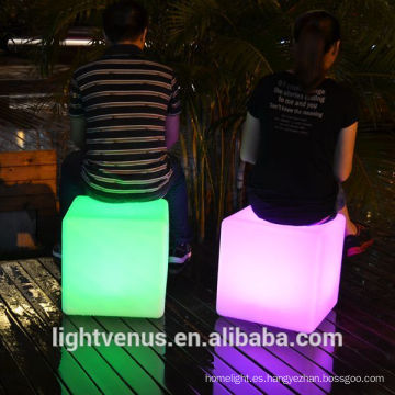 China Manufactuer 30cm muebles al aire libre de LED cubo mesa 2014